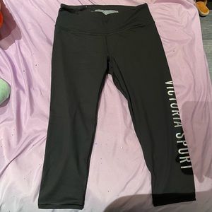 VICTORIA’S SECRET SPORT BLACK AND HOLOGRAPHIC 3/4 LEGGINGS SIZE LARGE NWOT